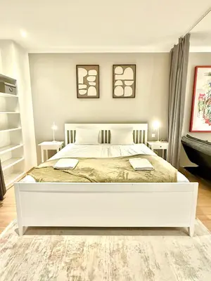 Ein Bett oder Betten in einem Zimmer der Unterkunft VibeStudio 303 - Central Vienna 1090 - 50m2 - Self Check-In - AC