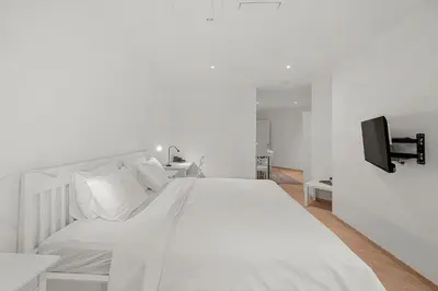 Ein Bett oder Betten in einem Zimmer der Unterkunft VibeStudio 305 - Central Vienna 1090 - 40m2 - Self Check-In - AC