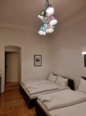 Ein Bett oder Betten in einem Zimmer der Unterkunft Sissi Royal Suite - Inner City 4 bedroom apartment