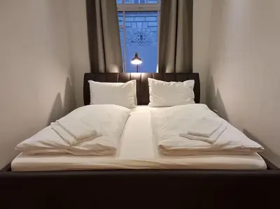 Ein Bett oder Betten in einem Zimmer der Unterkunft Sissi Royal Suite - Inner City 4 bedroom apartment