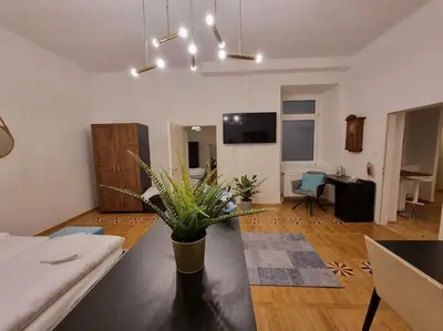 TV/Unterhaltungsangebot in der Unterkunft Sissi Royal Suite - Inner City 4 bedroom apartment