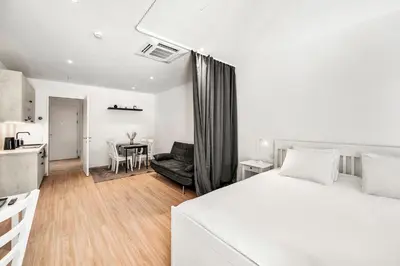 Ein Bett oder Betten in einem Zimmer der Unterkunft VibeStudio 403 - Central Vienna 1090 - 50m2 - Self Check-In - AC