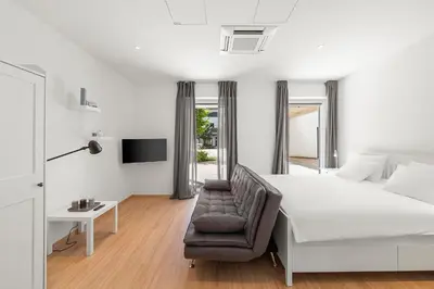 Ein Bett oder Betten in einem Zimmer der Unterkunft VibeStudio 402 - Central Vienna 1090 - 50m2 - Self Check-In - AC