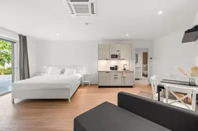 Ein Bett oder Betten in einem Zimmer der Unterkunft VibeStudio 405 - Central Vienna 1090 - 50m2 - Self Check-In - AC