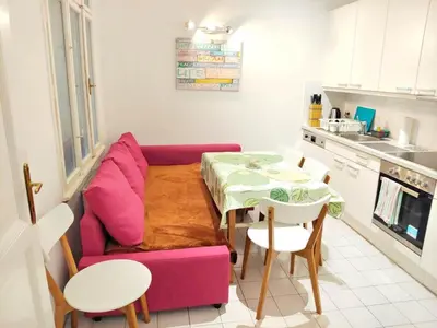 Küche/Küchenzeile in der Unterkunft Central Mariahilfer Apartment 4 min to the city shopping center and Schönbrunn Palace