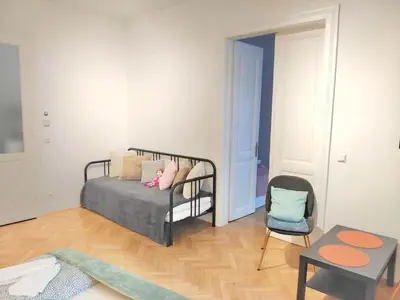 Ein Bett oder Betten in einem Zimmer der Unterkunft Central Mariahilfer Apartment 4 min to the city shopping center and Schönbrunn Palace