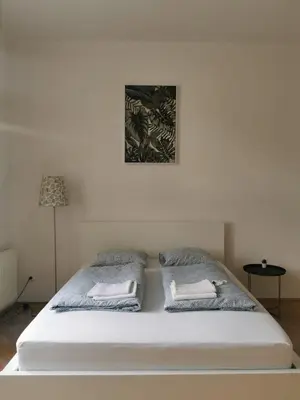 Ein Bett oder Betten in einem Zimmer der Unterkunft Central Mariahilfer Apartment 4 min to the city shopping center and Schönbrunn Palace