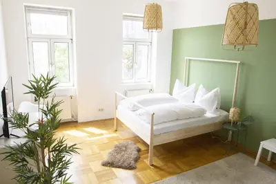 Ein Bett oder Betten in einem Zimmer der Unterkunft Sunny Apartment near Belvedere Castle