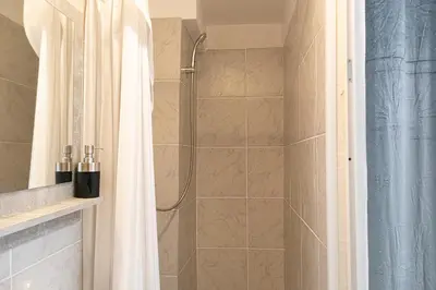 Ein Badezimmer in der Unterkunft Standard 3 Rooms Near Hauptbahnhof