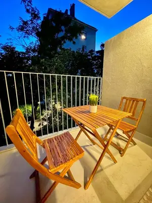 Ein Balkon oder eine Terrasse in der Unterkunft MUZETA11 - Modern Town Apartment with Balcony