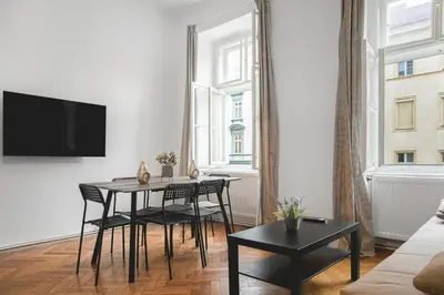 TV/Unterhaltungsangebot in der Unterkunft Comfy 3BR Stay Ideal Group Getaways & Families