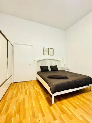 Ein Bett oder Betten in einem Zimmer der Unterkunft Cozy Studio Apartment 15 Min from Rathausplatz