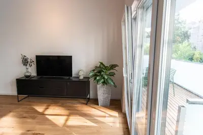 TV/Unterhaltungsangebot in der Unterkunft Stilvolle Wohnung mit ruhig gelegenem Balkon