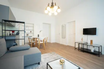 TV/Unterhaltungsangebot in der Unterkunft Spacious apartment with huge shared terrace and grill located between city centre and Donau river