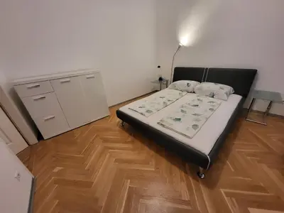 Ein Bett oder Betten in einem Zimmer der Unterkunft CozyNite Premium Apartment Hundertwasser