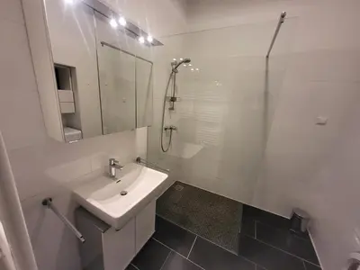 Ein Badezimmer in der Unterkunft CozyNite Premium Apartment Hundertwasser