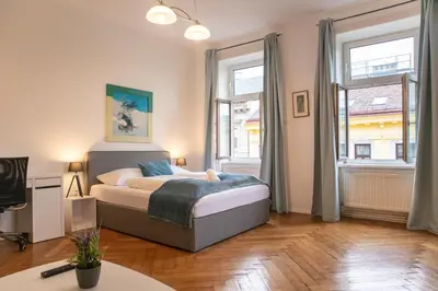 Ein Bett oder Betten in einem Zimmer der Unterkunft Lovely 2BR Apt, Near AKH, Perfect for short & Longstays