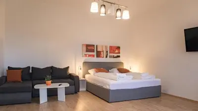 Ein Bett oder Betten in einem Zimmer der Unterkunft Lovely 2BR Apt, Near AKH, Perfect for short & Longstays