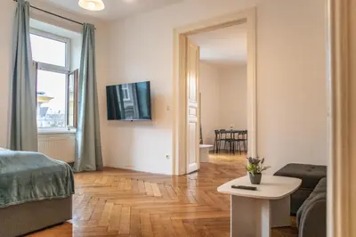 TV/Unterhaltungsangebot in der Unterkunft Lovely 2BR Apt, Near AKH, Perfect for short & Longstays