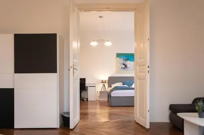 Ein Bett oder Betten in einem Zimmer der Unterkunft Lovely 2BR Apt, Near AKH, Perfect for short & Longstays