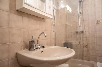 Ein Badezimmer in der Unterkunft Lovely 2BR Apt, Near AKH, Perfect for short & Longstays