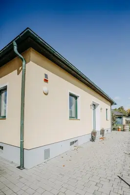 Das Gebäude in dem sich das Ferienhaus befindet