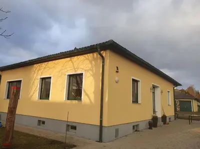 Das Gebäude in dem sich das Ferienhaus befindet