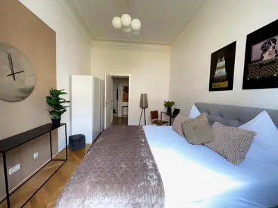Ein Bett oder Betten in einem Zimmer der Unterkunft BELLE ART Design Suite im Herzen von Wien