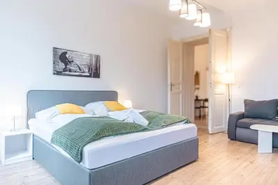 Ein Bett oder Betten in einem Zimmer der Unterkunft Attractive 2BR Apt Near AKH Ideal for short & Longstays