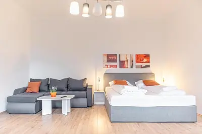 Ein Bett oder Betten in einem Zimmer der Unterkunft Attractive 2BR Apt Near AKH Ideal for short & Longstays