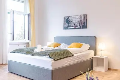 Ein Bett oder Betten in einem Zimmer der Unterkunft Attractive 2BR Apt Near AKH Ideal for short & Longstays