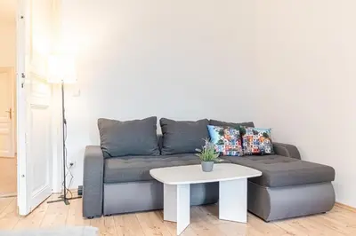 Ein Sitzbereich in der Unterkunft Attractive 2BR Apt Near AKH Ideal for short & Longstays