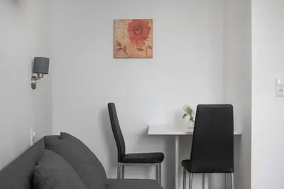 Ein Sitzbereich in der Unterkunft Private Rooms in Spacious 7-Bedroom Apartment Near Hauptbahnhof