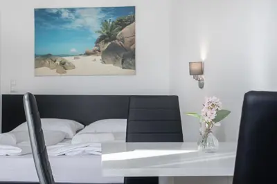 Ein Bett oder Betten in einem Zimmer der Unterkunft Private Rooms in Spacious 7-Bedroom Apartment Near Hauptbahnhof