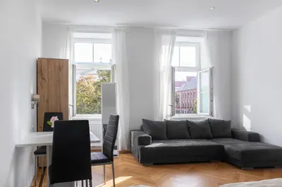 Ein Sitzbereich in der Unterkunft Private Rooms in Spacious 7-Bedroom Apartment Near Hauptbahnhof