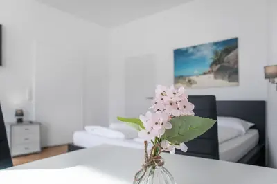 Ein Bett oder Betten in einem Zimmer der Unterkunft Private Rooms in Spacious 7-Bedroom Apartment Near Hauptbahnhof