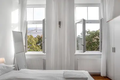 Ein Bett oder Betten in einem Zimmer der Unterkunft Private Rooms in Spacious 7-Bedroom Apartment Near Hauptbahnhof