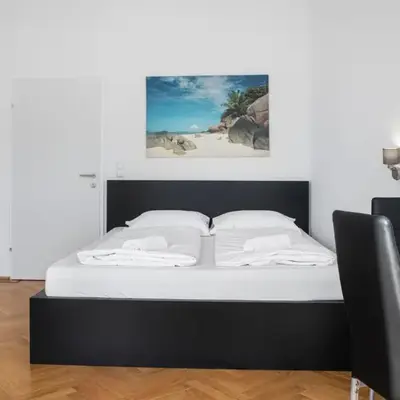 Private Rooms in Spacious 7-Bedroom Apartment Near Hauptbahnhof
