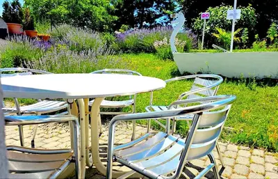 Ein Garten an der Unterkunft Dreamly Suites