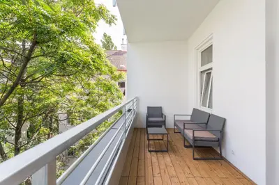Ein Balkon oder eine Terrasse in der Unterkunft Quiet Terrace Apt, Steps to Metro