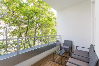 Ein Balkon oder eine Terrasse in der Unterkunft Quiet Terrace Apt, Steps to Metro
