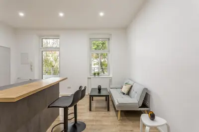 Ein Sitzbereich in der Unterkunft Quiet Terrace Apt, Steps to Metro