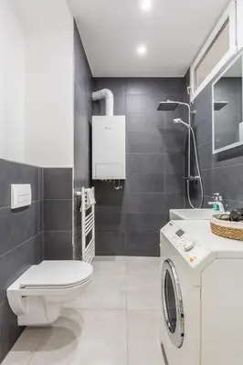 Ein Badezimmer in der Unterkunft Quiet Terrace Apt, Steps to Metro
