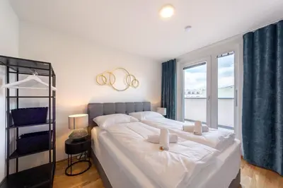 Ein Bett oder Betten in einem Zimmer der Unterkunft Modernes Stadtapartment mit Terrasse