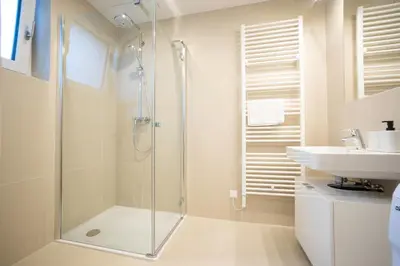 Ein Badezimmer in der Unterkunft OrestaLiving - Penthouse with designer renovation