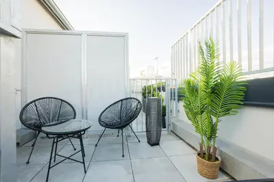 Ein Balkon oder eine Terrasse in der Unterkunft OrestaLiving - Penthouse with designer renovation
