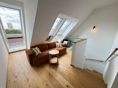 Ein Sitzbereich in der Unterkunft OrestaLiving - Penthouse in 2nd District with View