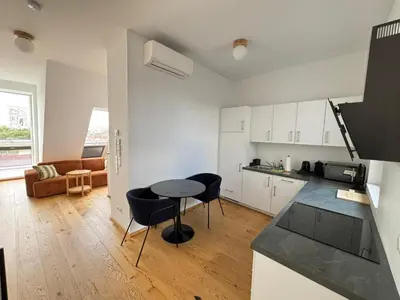 Küche/Küchenzeile in der Unterkunft OrestaLiving - Penthouse in 2nd District with View