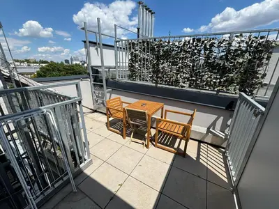Ein Balkon oder eine Terrasse in der Unterkunft OrestaLiving - Penthouse in 2nd District with View