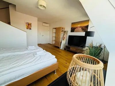 Ein Bett oder Betten in einem Zimmer der Unterkunft OrestaLiving - Penthouse in 2nd District with View